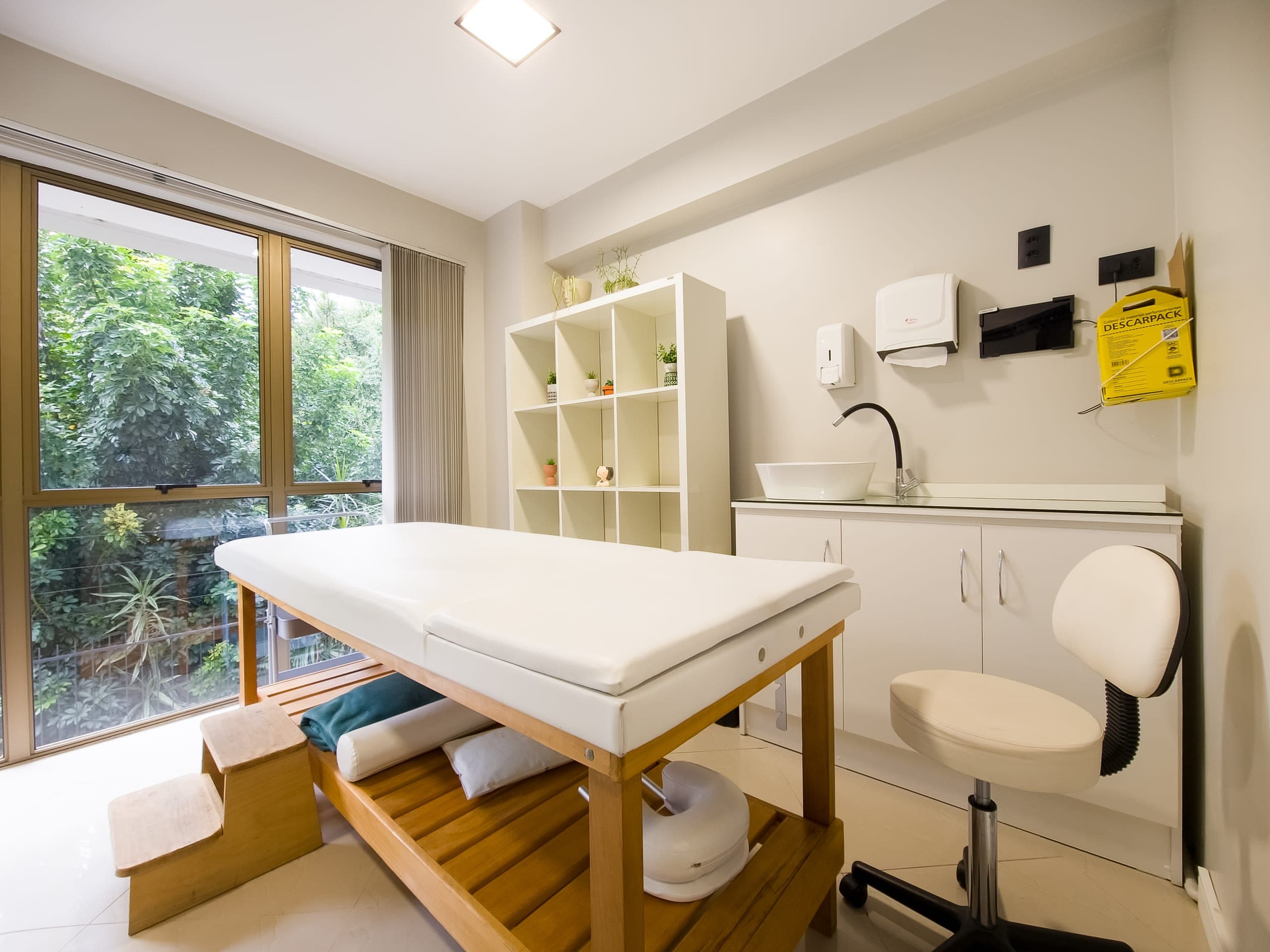 Sala de atendimento com maca